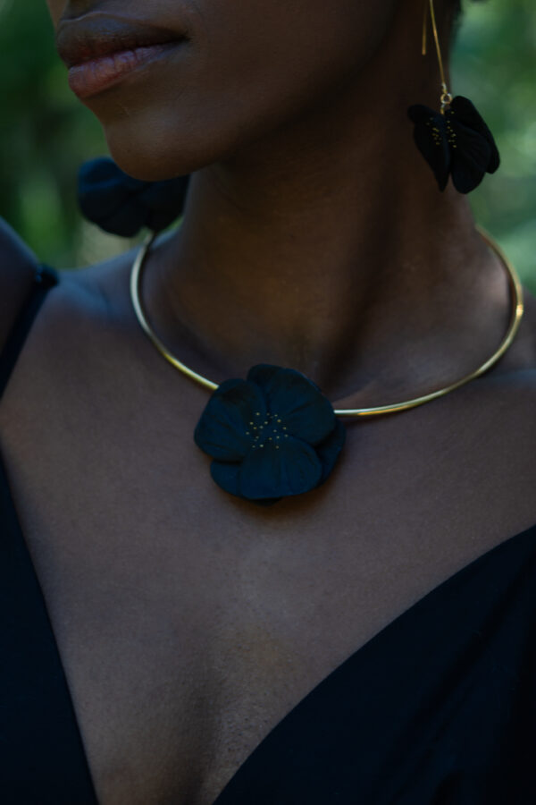 BLACK BLOOM NECKLACE